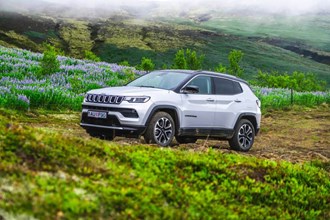 Off road driving in Iceland - Blue car rental