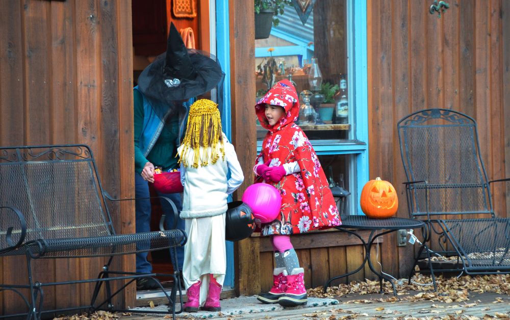 kids collecting candy on ash wednesday in iceland